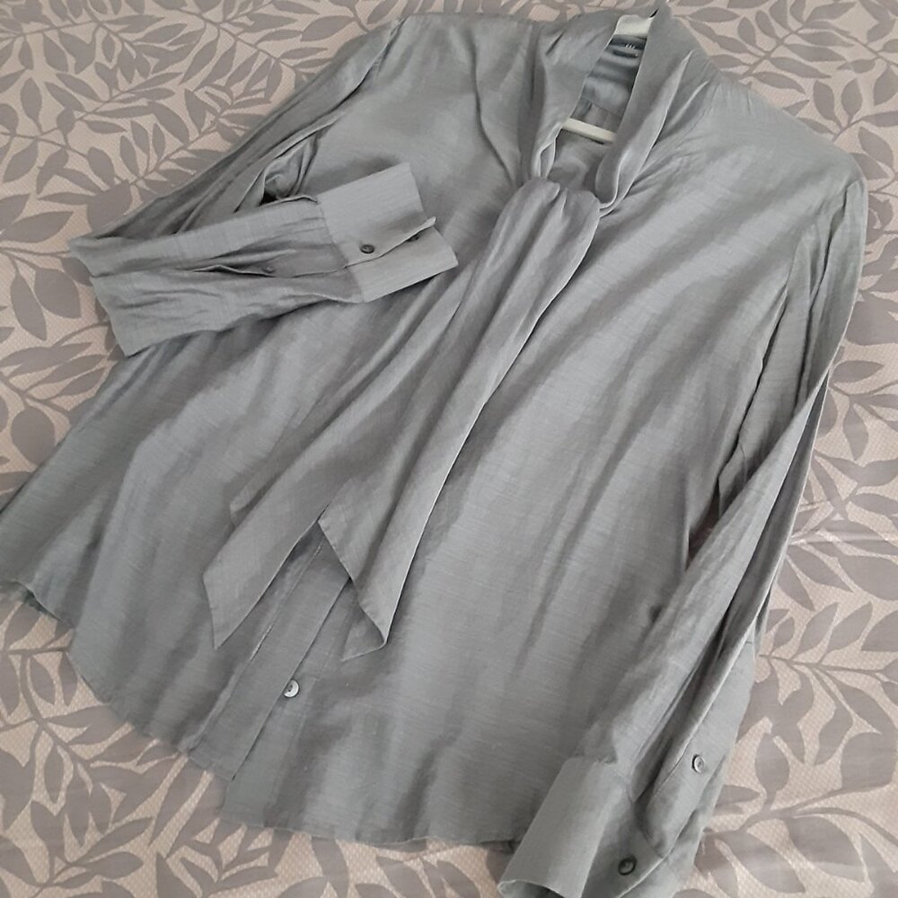 Beautiful Grey Silk/ Cotton Tie Front Blouse sz L - Picture 3 of 9